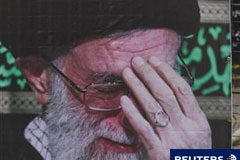 Jamenei celebra el levantamiento «islámico» en el mundo árabe Un iraní conduce su coche mientras pssa por una foto de Jamenei en Teherán el 18 de diciembre de 2010.