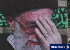 Un iraní conduce su coche mientras pssa por una foto de Jamenei en Teherán el 18 de diciembre de 2010.