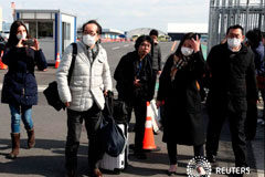 Críticas a Japón mientras desembarcan pasajeros del crucero en cuarentena Los pasajeros con mascarillas salen del crucero Diamond Princess en la terminal de cruceros del muelle