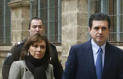 El abogado de Jaume Matas pide la anulación de las escuchas Matas y su ex mujer Maite Areal llegan a los juzgados de Palma de Mallorca, el 24 de marzo de 2010.