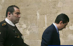 Matas paga la fianza de tres millones para eludir la cárcel Matas (D) es escoltado a su llegada a un juzgado de Palma de Mallorca el 24 de marzo de 2010.