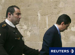 Matas (D) es escoltado a su llegada a un juzgado de Palma de Mallorca el 24 de marzo de 2010.