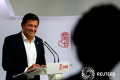 El PSOE andaluz y el extremeño responden al PSC y piden la abstención Javier Fernández, presidetne de la gestora que dirige temporalmente el PSOE, sonríe durante una rueda de prensa en Madrid, 3 de octubre de 2016