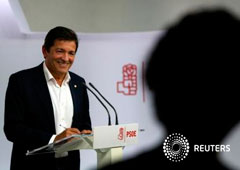 Javier Fernández, presidetne de la gestora que dirige temporalmente el PSOE, sonríe durante una rueda de prensa en Madrid, 3 de octubre de 2016