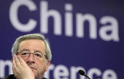 La UE no espera una rápida respuesta a su petición sobre el yuan El primer ministro de Luxemburgo, Jean-Claude Juncker, durante una rueda de prensa en Nanjing, en la provincia de Jiangsu, el 29 de noviembre de 2009.