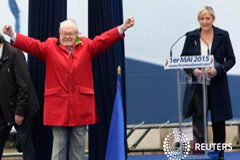 Frente Nacional de Francia suspende militancia de Jean-Marie Le Pen Marine Le Pen (a la derecha) mientras observa a su padre Jean-Marie Le Pen, durante el tributo a Juana de Arco en el 1 de mayo de 2015