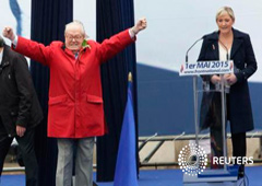 Marine Le Pen (a la derecha) mientras observa a su padre Jean-Marie Le Pen, durante el tributo a Juana de Arco en el 1 de mayo de 2015