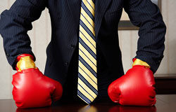 ¿Quién manda aquí? El Secretario Judicial un hombre trajeado con guantes de boxeo