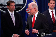 Demócratas exigen audiencias para investigar despido de fiscal general de EEUU El fiscal general de Estados Unidos, Jeff Sessions, acompañado por el asistente del fiscal general John Demers y el subdirector del FBI, David Bowdich, deja una conferencia de prensa en el Departamento de Justicia en Washington, Estados Unidos, 1 de novie