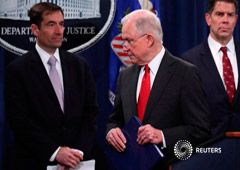 El fiscal general de Estados Unidos, Jeff Sessions, acompañado por el asistente del fiscal general John Demers y el subdirector del FBI, David Bowdich, deja una conferencia de prensa en el Departamento de Justicia en Washington, Estados Unidos, 1 de novie