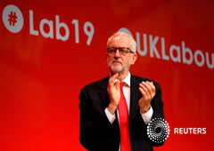 El líder del Partido Laborista británico Jeremy Corbyn aplaude un durante la conferencia anual del Partido Laborista en Brighton, Reino Unido, el 22 de septiembre de 2019