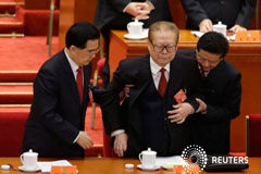 Una ley podría limitar las capacidades internacionales de los jueces españoles El presidente chino Hu Jintao (izq.) y un asistente ayudan al expresidente Jiang Zemin (centro)