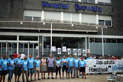 La Audiencia Nacional concede la libertad condicional a Bolinaga Simpatizantes del miembro de ETA Jesus María Uribetxeberria Bolinaga posan fuera del Hospital Donostia donde es tratado, tras una pancarta en la que puede leerse "14 días en huelga de hambre. Libertad para Iosu", en San Sebastián,el 21 de agosto de 2012
