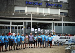 Simpatizantes del miembro de ETA Jesus María Uribetxeberria Bolinaga posan fuera del Hospital Donostia donde es tratado, tras una pancarta en la que puede leerse 