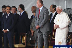 El Papa llega a Madrid para la Jornada Mundial de la Juventud El papa Benedict XVI de pie junto al rey de España Juan Carlos (2ºD) y cerca el presidente del Gobierno, José Luis Rodríguez Zapatero (I) tras su llegada al aeropuerto de Madrid- Barajas desde Roma.
