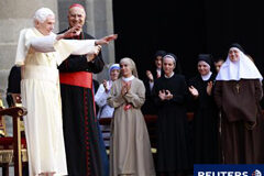 El Papa se reúne con miles de religiosas en El Escorial Benedicto XVI en El Escorial el 19 de agosto de 2011