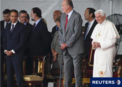 El papa Benedict XVI de pie junto al rey de España Juan Carlos (2ºD) y cerca el presidente del Gobierno, José Luis Rodríguez Zapatero (I) tras su llegada al aeropuerto de Madrid- Barajas desde Roma.