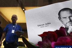Muere Steve Jobs, visionario de la tecnología y creador de Apple Unas flores ante una fotografía de Jobs en el exterior de la tienda Apple del centro de Sídney
