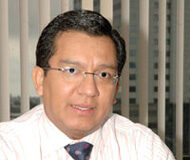 “La Asamblea Constituyente ecuatoriana comete un error histórico al propiciar esnobismos jurídicos” “La Asamblea Constituyente ecuatoriana comete un error histórico al propiciar esnobismos jurídicos”. Joffre Campaña, jurista latinoamericano, experto en temas autonómicos