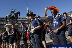 Comienza la Jornada Mundial de la Juventud en Madrid Peregrinos cantan eslóganes en la Plaza Mayor, en Madrid, el 15 de agosto de 2011, ante la visita del papa Benedicto XVI.