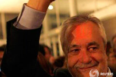 El socialista Griñán deja la Presidencia de la Junta de Andalucía Una luz roja sobre la frente del presidente andaluz José Antonio Griñán mientras saluda a los seguidores tras conocer los resultados electorales en Sevilla, el 25 de marzo de 2012