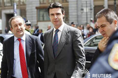 Soria dice que las pensiones españolas subirán con el IPC-prensa El ministro de Industria, José Manuel Soria (en el centro), llega a una reunión en Madrid, el 17 de abril de 2012