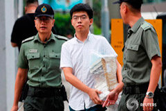 Aumenta presión sobre Lam en Hong Kong tras prometer activista liberado que se unirá a protestas El ex líder estudiantil Joshua Wong sale de prisión, donde estaba encarcelado por su papel en el movimiento Occupy Central en 2014. Foto tomada en Hong Kong, China, el 17 de junio de 2019