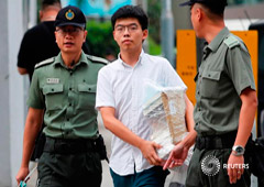 El ex líder estudiantil Joshua Wong sale de prisión, donde estaba encarcelado por su papel en el movimiento Occupy Central en 2014. Foto tomada en Hong Kong, China, el 17 de junio de 2019