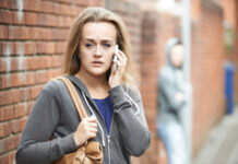 ¿Qué es el “stalking” (hostigamiento)? ¿Cuándo es delito? Chica joven intimidada por el móvil