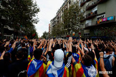 El Gobierno dice tener controlada la crisis catalana y preparadas todas las medidas Cientos de jovenes ante la sede del Partido Popular en Barcelona el 3 de octubre de 2017