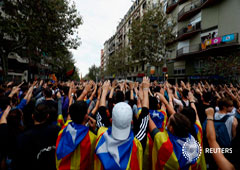 Cientos de jovenes ante la sede del Partido Popular en Barcelona el 3 de octubre de 2017