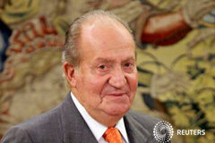 Juan Carlos I no acudirá a la proclamación de Felipe VI Juan Carlos en una reunión con Adolfo Suárez Illana (fuera de imagen), en el palacio de la Zarzuela de Madrid, el 12 de junio de 2014