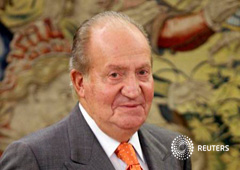 Juan Carlos en una reunión con Adolfo Suárez Illana (fuera de imagen), en el palacio de la Zarzuela de Madrid, el 12 de junio de 2014