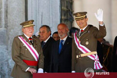 España arranca el proceso para la coronación de Felipe VI El futuro Felipe VI junto a su padre durante un acto en El Escorial el 3 de junio de 2014