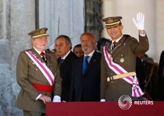 El futuro Felipe VI junto a su padre durante un acto en El Escorial el 3 de junio de 2014