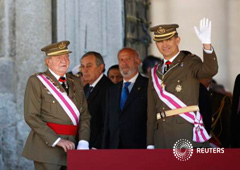 El futuro Felipe VI junto a su padre durante un acto en El Escorial el 3 de junio de 2014 El futuro Felipe VI junto a su padre durante un acto en El Escorial el 3 de junio de 2014