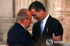 España proclama rey a Felipe VI El rey Juan Carlos y su hijo Felipe (D) se abrazan durante la ceremonia de la firma de la abdicación en el Palacio Real en Madrid, el 18 de junio de 2014