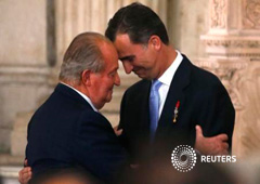 El rey Juan Carlos y su hijo Felipe (D) se abrazan durante la ceremonia de la firma de la abdicación en el Palacio Real en Madrid, el 18 de junio de 2014