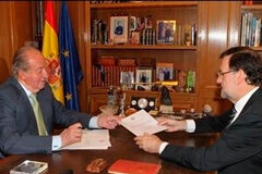 El Rey abdica en «una generación más joven» que traiga «esperanza» tras las «serias cicatrices» de la crisis Juan Carlos I, Rey de España y Mariano Rajoy