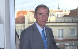 “Sin contrapesos de poder no hay democracia libre” Juan Cesáreo Ortiz Úrculo, en la ventana de su despacho