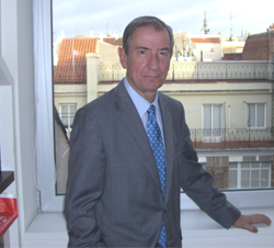 Juan Cesáreo Ortiz Úrculo, en la ventana de su despacho