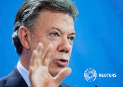 El presidente de Colombia, Juan Manuel Santos, habla en una conferencia de prensa en Berlí­n