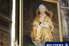 Juan Pablo II, más cerca de la santidad Una mujer reza frente a una pintura de Juan Pablo II el 13 de enero de 2011 en el centro de Roma.