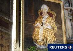 Una mujer reza frente a una pintura de Juan Pablo II el 13 de enero de 2011 en el centro de Roma.