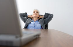 Sentencia del Tribunal Supremo de 24 de septiembre de 2013, en materia de jubilación parcial Una mujer con el pelo blanco estirándose en una silla de oficina