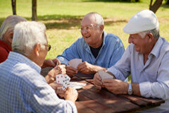 La reforma de la jubilación parcial anticipada y el contrato de relevo a ella asociado Jubilados jugando a cartas