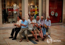 Nuestros mayores y el COVID 19 Unos jubilados hablan sentados en un banco en el centro de Málaga el 4 de julio de 2016