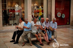Nuestros mayores y el COVID 19 Unos jubilados hablan sentados en un banco en el centro de Málaga el 4 de julio de 2016