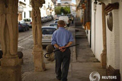 La Aplicación de la Libre Circulación de Personas y Capitales a la Fiscalidad de las pensiones públicas Un jubilado camina por Ronda, cerca de Málaga