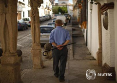 Un jubilado camina por Ronda, cerca de Málaga